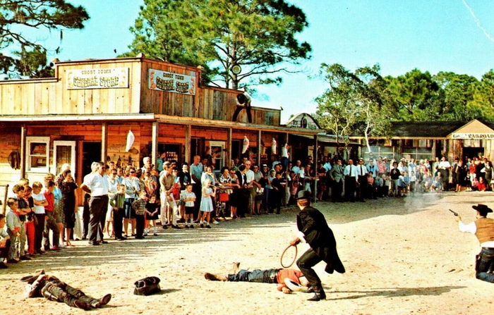 Floridaland - Vintage Postcard (newer photo)